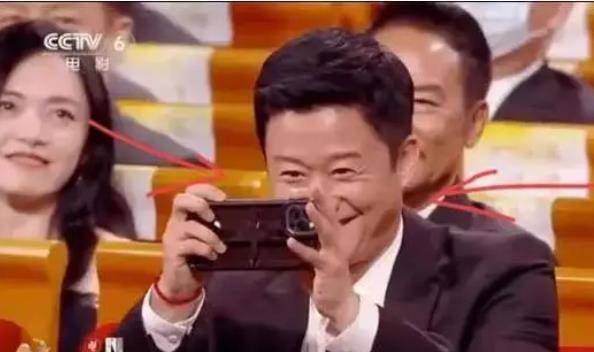 中兴 华为千元手机
:知情人士辟谣：吴京金鸡奖不是iPhone，而是几百元的中兴手机