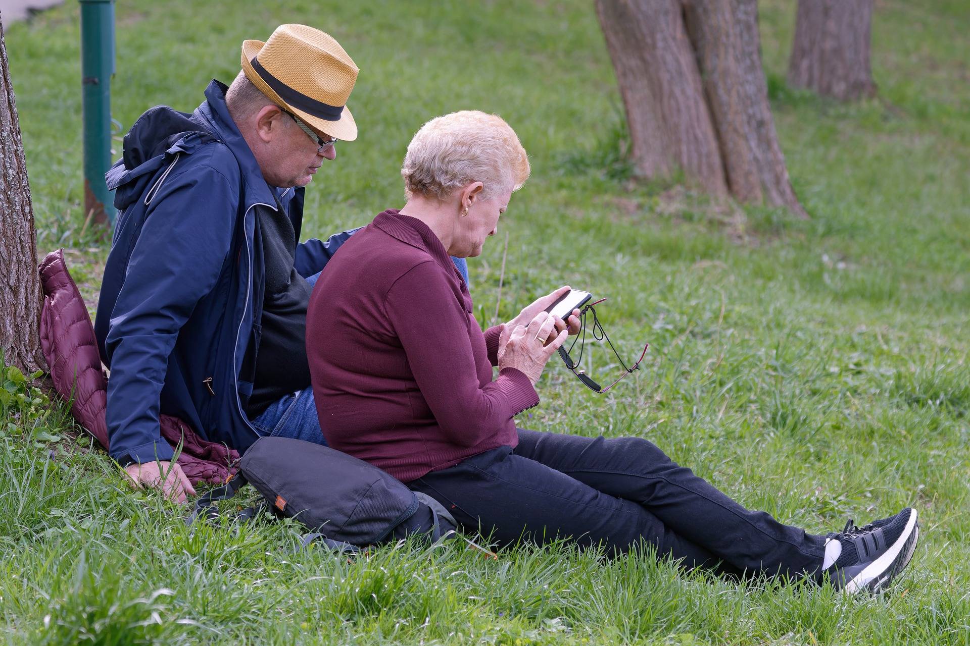 华为适合老年人手机推荐
:适合老年人的日常监测设备有哪些？智能适老设备推荐