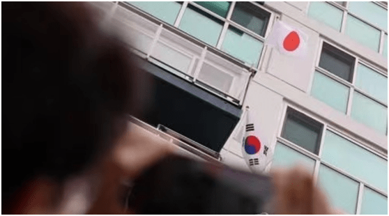 华为手机电池咋装:韩国世宗市一住户在“三一节”挂出日本国旗引众怒