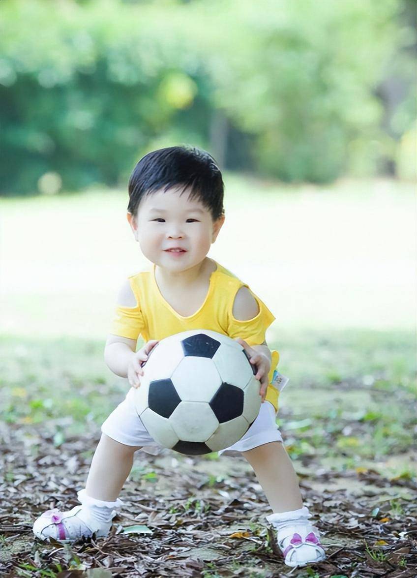 韩国人听中国版小苹果:世界杯笑话很多，最后一个世界杯笑话：足球网有几个洞？