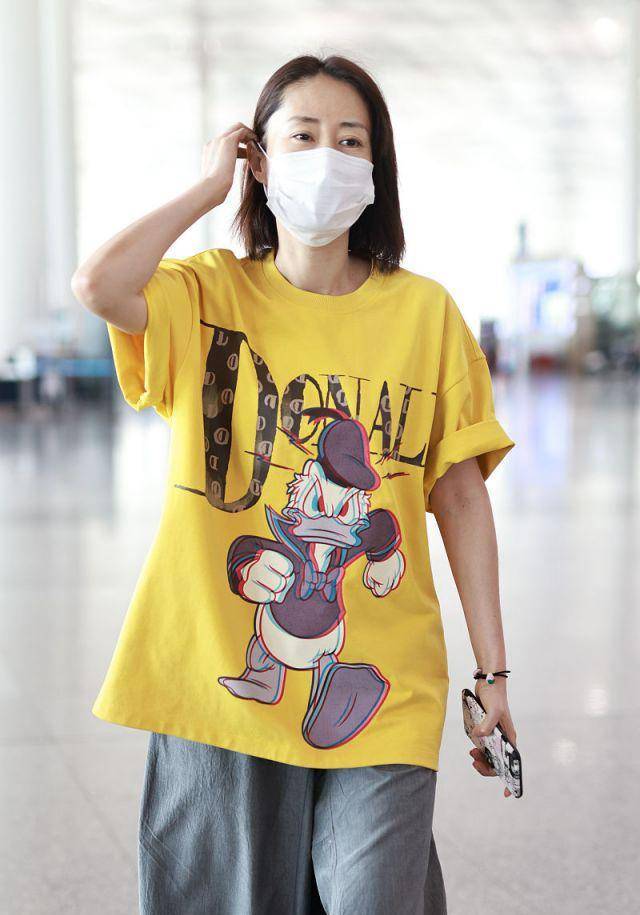 苹果t恤宽版
:刘敏涛私服太潮了！穿卡通T恤配七分“萝卜裤”，哪像45岁的阿姨