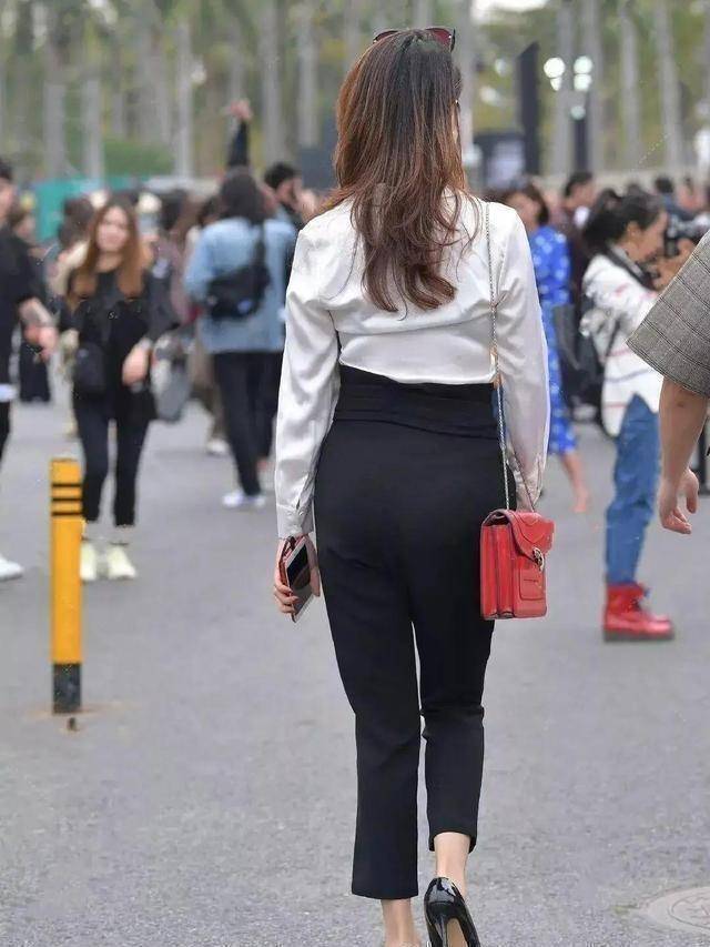 韩版小苹果短裤:打底裤自带女王光环，用心去搭配，好有创意